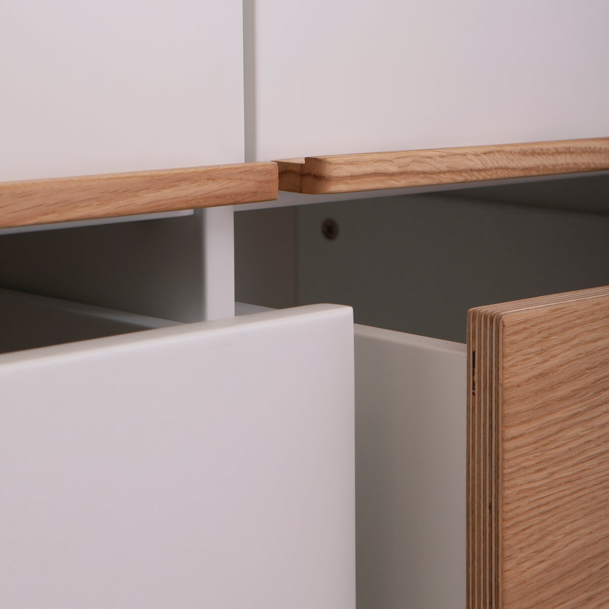 Armoire 2 portes 2 tiroirs KASVA blanc-chêne huilé