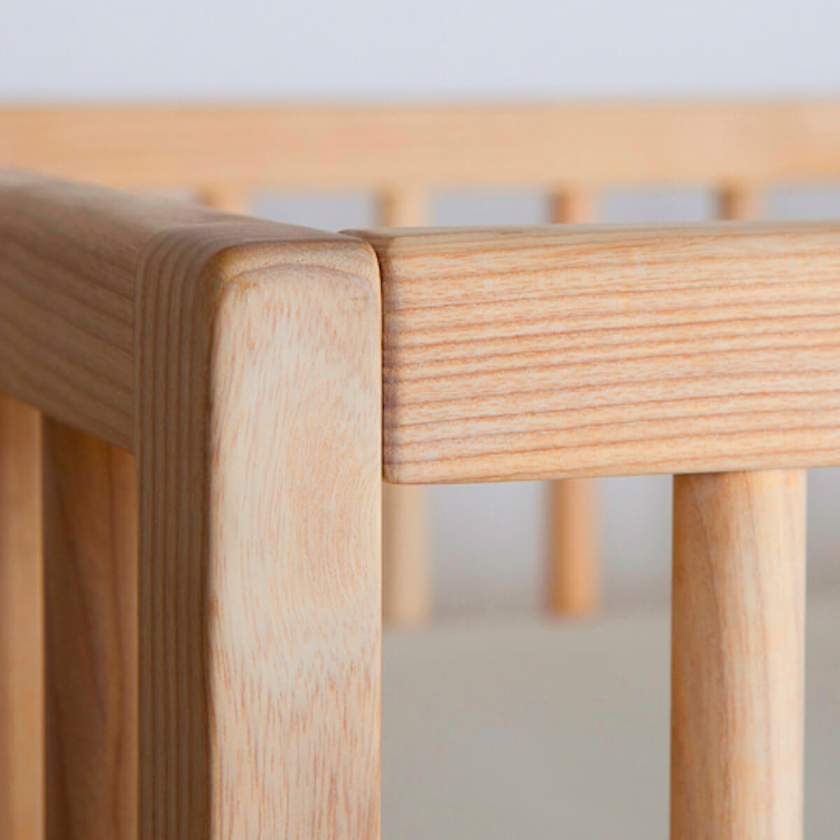 Babybett KERA in Buche mit Aufsatz Round-Sockelfuß Bevel