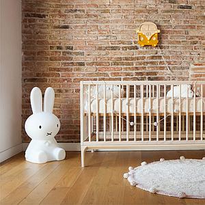 Babybett KERA in Esche mit Aufsatz Round-Sockelfuß Bevel