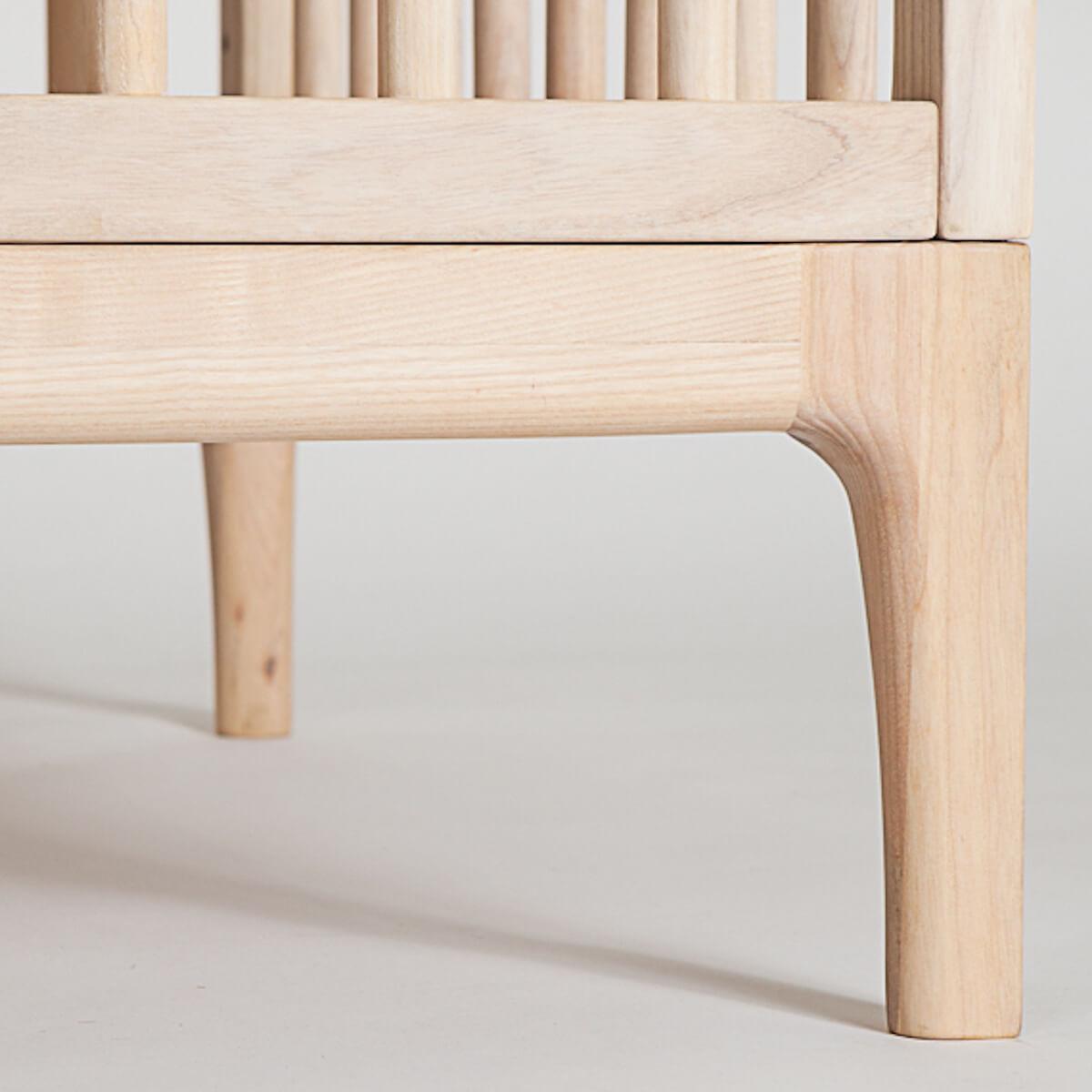 Babybett KERA in Esche mit Aufsatz Round-Sockelfuß Curve 