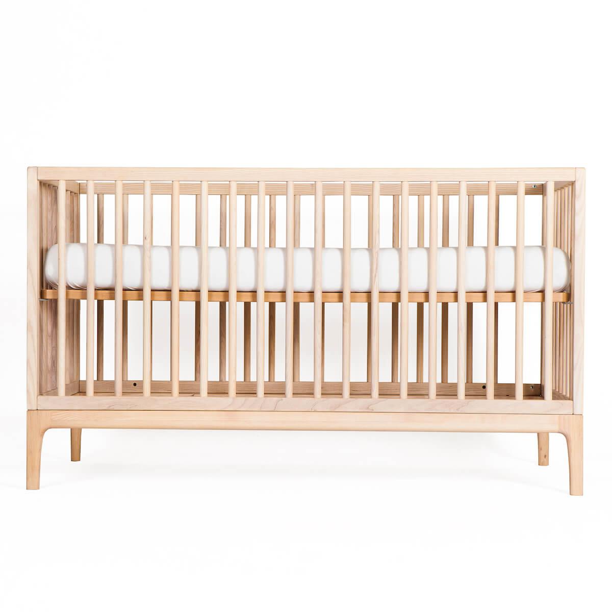 Babybett KERA in Esche mit Aufsatz Round-Sockelfuß Curve 