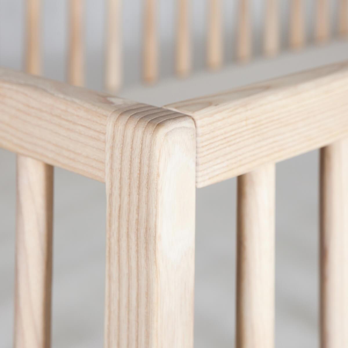 Babybett KERA in Esche mit Aufsatz Round-Sockelfuß Curve 