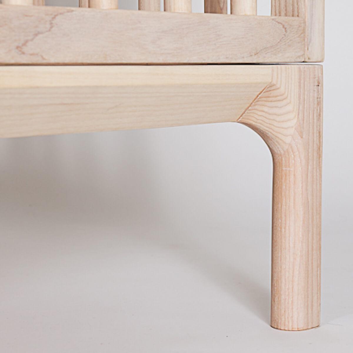 Babybett KERA in Esche mit Aufsatz Straight-Sockelfuß Bevel