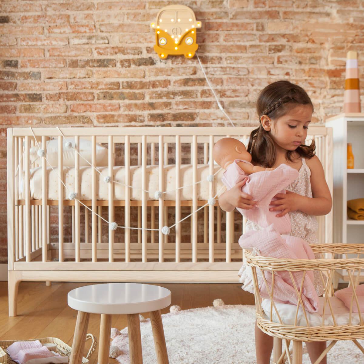 Babybett KERA in Esche mit Aufsatz Straight-Sockelfuß Curve