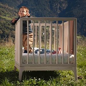 Babybett KERA in Esche mit Aufsatz Straight-Sockelfuß Pure