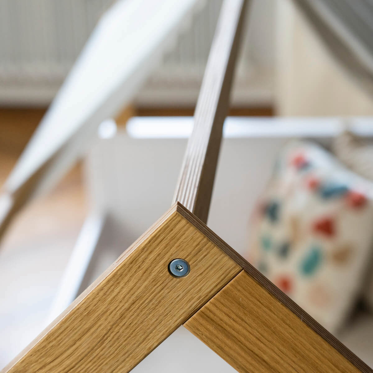 Bett halbhoch Dach KASVA Buche weiß lackiert-Eiche geölt Dachtextil