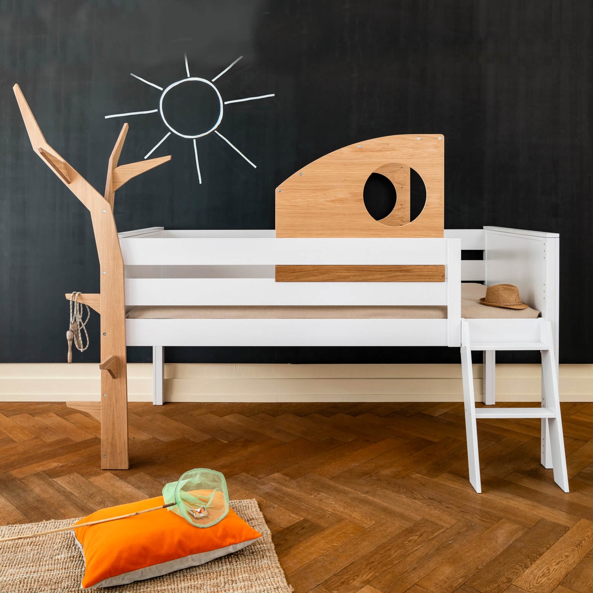 Halbhohes Bett Kasva Buche weiß lackiert mit Kajüte + Baum Eiche