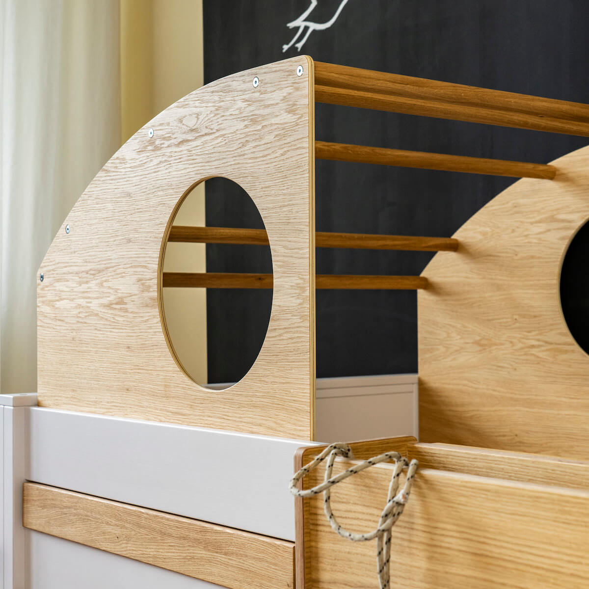 Halbhohes Bett Kasva Buche weiß lackiert mit Kajüte + Baum Eiche