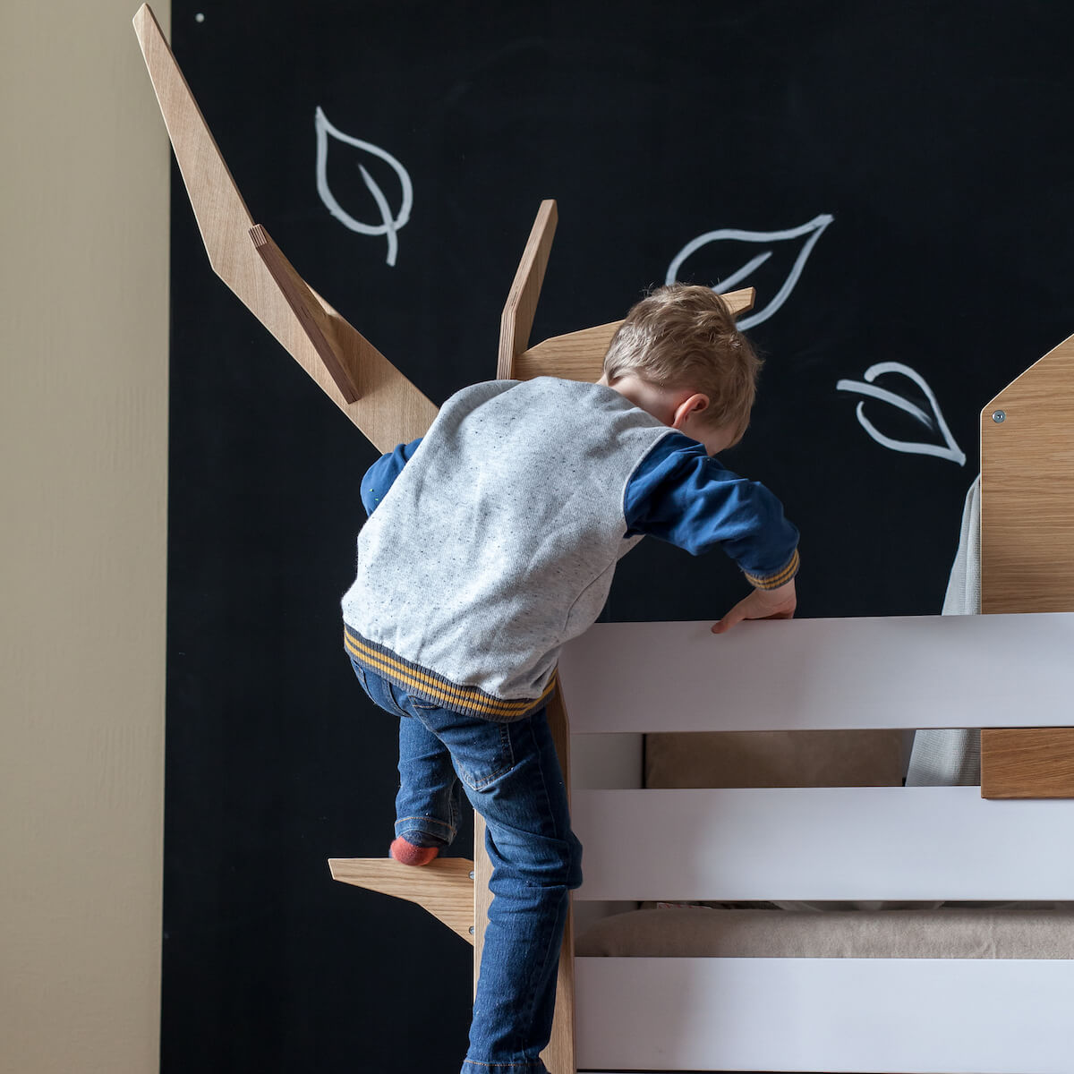 Halbhohes Bett Kasva Buche weiß lackiert mit Kajüte + Baum Eiche