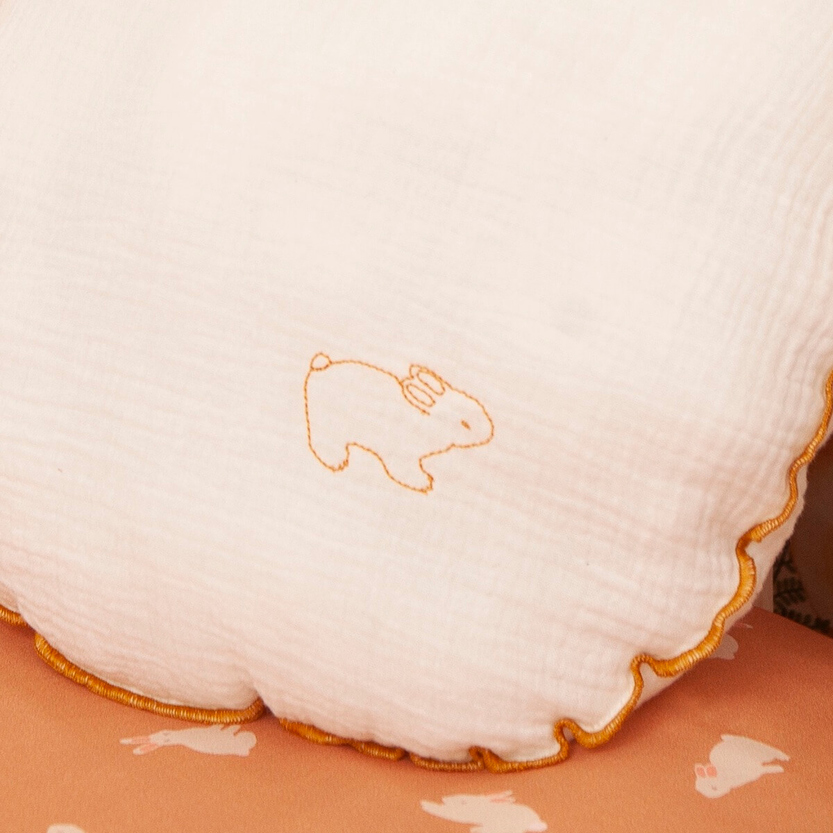 Kissen rund Mulltuchstoff RABBITS bestickt gelb 30cm