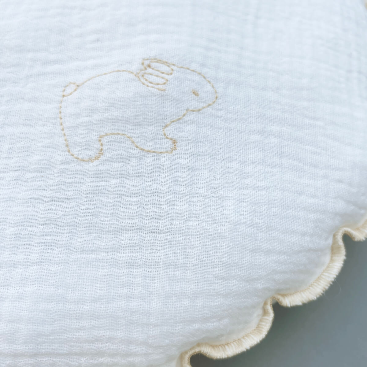 Kissen rund Mulltuchstoff RABBITS bestickt orange 30cm