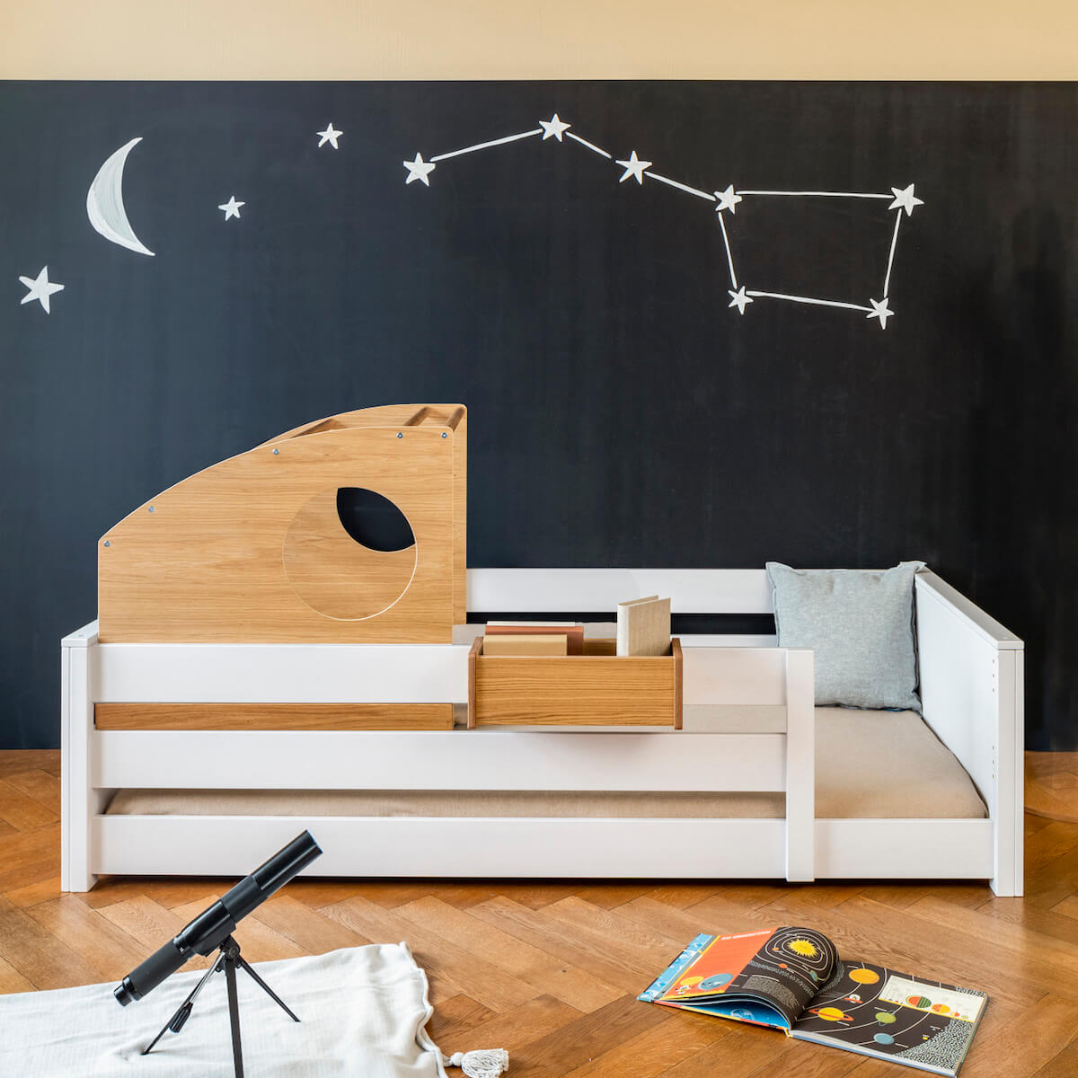 Lit au sol Montessori cabine coulissante barrière double KASVA hêtre laqué blanc