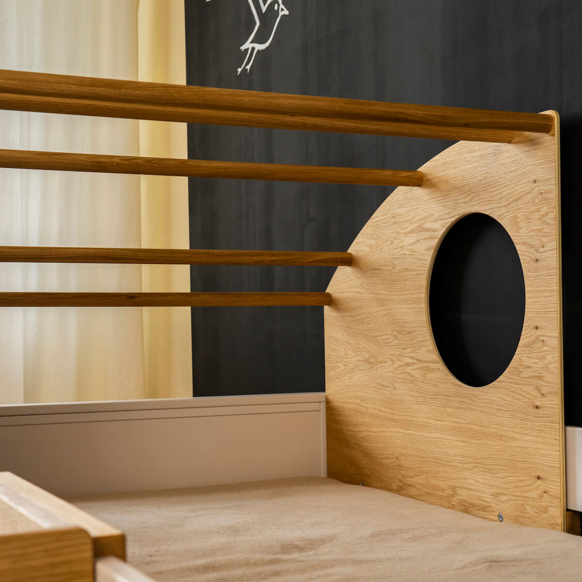 Lit au sol Montessori cabine coulissante barrière double KASVA hêtre laqué blanc