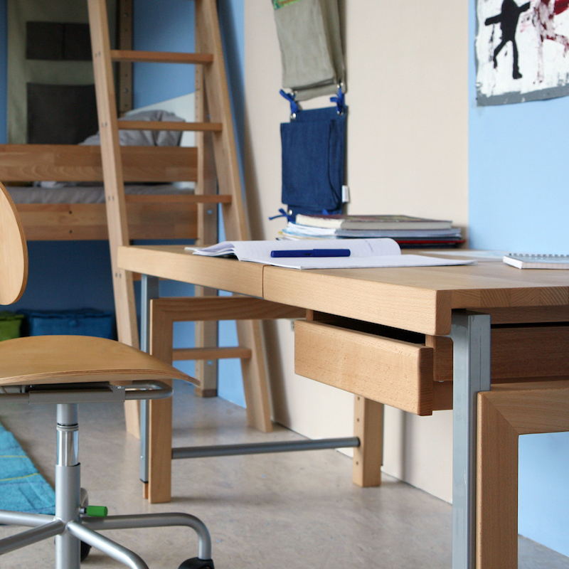 Schreibtisch schrägstellbar ⅔ ZIGGY de Breuyn Buche massiv Ausführung natürlich - graues Metall